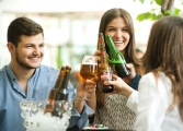 Ver a los amigos, celebrar ocasiones especiales y desconectar, las razones  de los españoles para ir a los bares