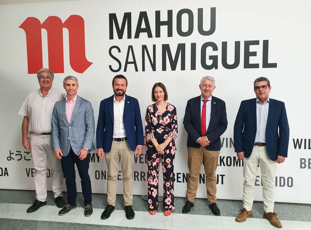 El consejero de Desarrollo Sostenible de Castilla-La Mancha visita la planta de  Mahou San Miguel en Alovera