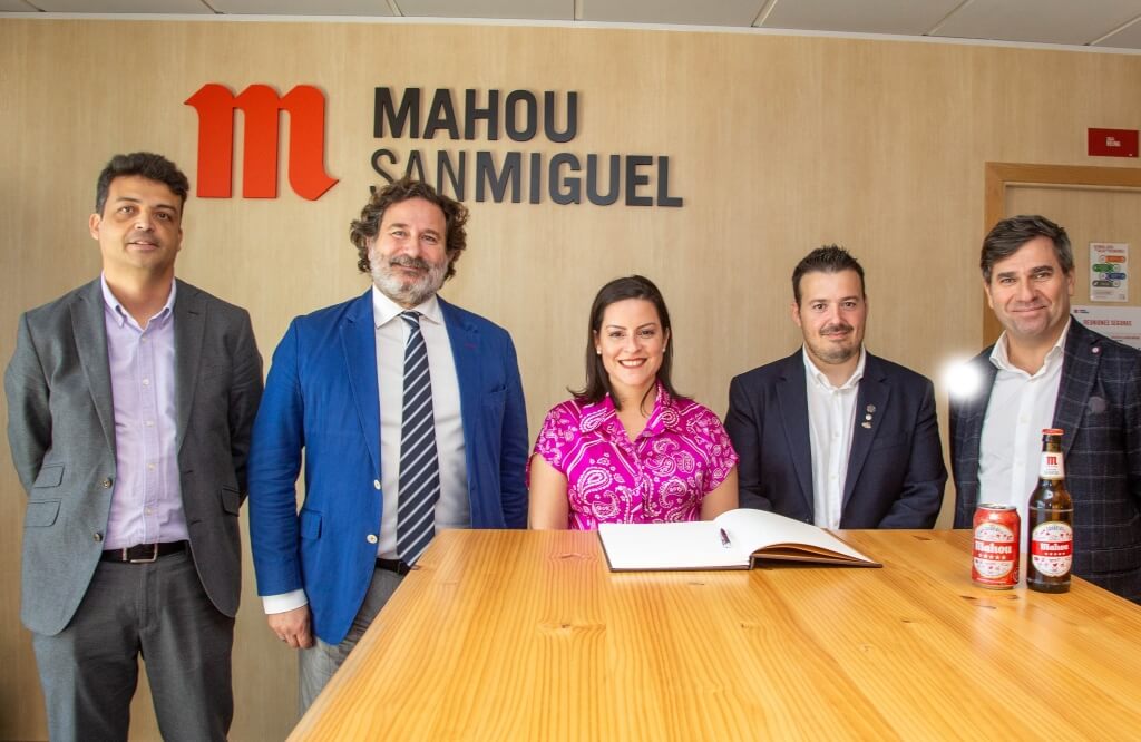 La consejera de Turismo, Industria y Comercio, Yaiza Castilla, visita el centro de producción de Mahou San Miguel en Canarias