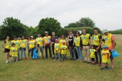 Profesionales de Mahou San Miguel limpian los humedales de Rufea para sensibilizar sobre el problema del abandono de residuos