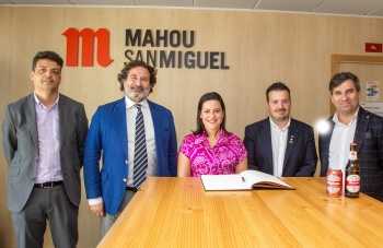 La consejera de Turismo, Industria y Comercio, Yaiza Castilla, visita el centro de producción de Mahou San Miguel en Canarias
