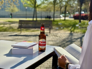 Mahou San Miguel se convierte en colaboradora oficial de la Feria del Libro de Madrid 2025
