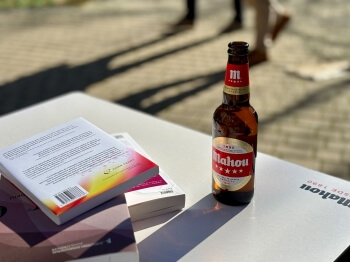 Mahou San Miguel se convierte en colaboradora oficial de la Feria del Libro de Madrid 2025