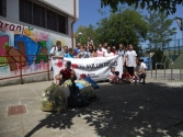 Profesionales de Mahou San Miguel limpian el Arroyo de Pedroches para sensibilizar sobre el problema del abandono de residuos